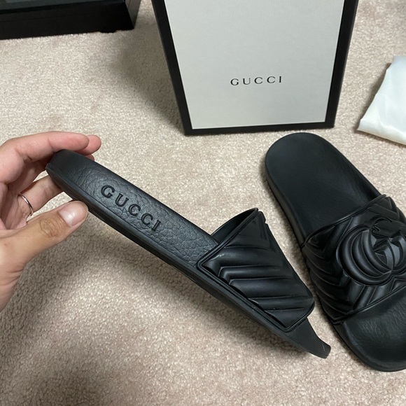 (SOLD) ❤️ Women's matelassé rubber slide - size 7 - Picture 3 of 10